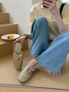 Mules doradas de malla tejida con punta cuadrada y lazo fino para un look elegante.