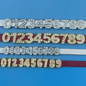 Gros plan detaille de chiffres coulissants DIY avec strass scintillants pour bracelets et cles.