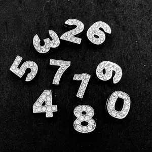 Gros plan detail des charms chiffres strass 10mm, perles bijoux DIY metal cristal.