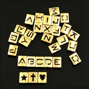 Moderne Breloque Alphabet Évidé en Alliage de Zinc Plaqué Or Perles de Lettres Anglaises Pour Porte-clés Bracelet Chaîne de Téléphone Décoration DIY Fournitures de Bijoux