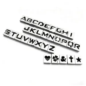 Gros plan sur les perles de lettres en metal argente 8mm A a Z avec un design creux noir bijoux.
