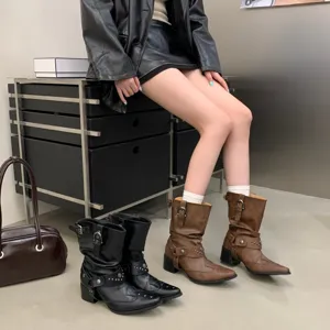 Bottines western rétro à bout pointu et talon bloc pour femme vue de détail élégante.