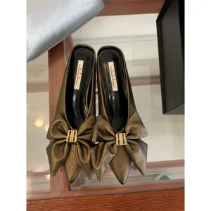 Franse metallic muiltjes met puntige neus, grote strik en metalen gesp schoenen