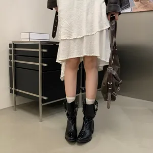 Bottines courtes western pour femmes à talons épais et bout pointu élégantes.