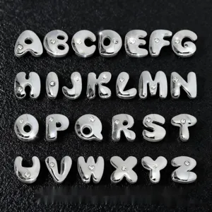 Pendentifs de bijoux DIY de lettres en strass en métal argenté A-Z pour bracelets porte-clés.