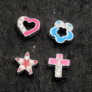 Gros plan détaillé de charms coulissants colorés en strass pour bracelets et accessoires DIY.