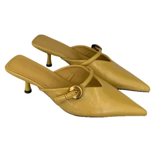 Mules da donna gialle con tacco kitten e punta affusolata, eleganti scarpe estive con fibbia.