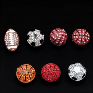 Primo piano di ciondoli sportivi in strass da 8 mm, con pallone da calcio e basket.