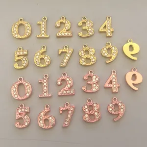 Gold und Roségold Strass Ziffern Anhänger Detailansicht für DIY Schmuck Armbänder Basteln.