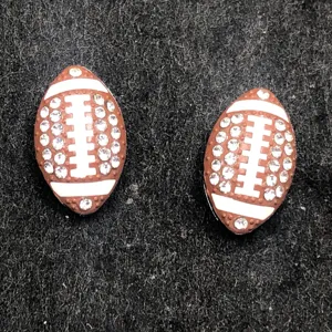 Dettaglio in primo piano di perline football in strass da 8mm, accessorio gioiello fai da te.