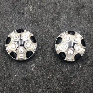 Primo piano di ciondoli strass a forma di pallone da calcio 8mm per gioielli fai da te.