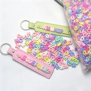 Bunte Kunststoff Buchstaben Perlen Schlüsselanhänger DIY handgemachte Zubehör Detailansicht.