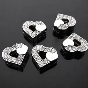 Gros plan de charms en métal en forme de cœur avec strass scintillants pour bijoux DIY.