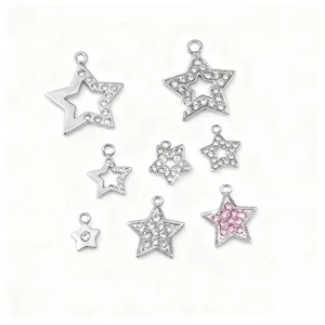 Gros plan des détails de charms étoile en argent et strass, tailles variées et cristaux