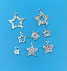 Pendentifs étoiles en alliage de zinc avec strass clairs et roses brillants pour bijoux.
