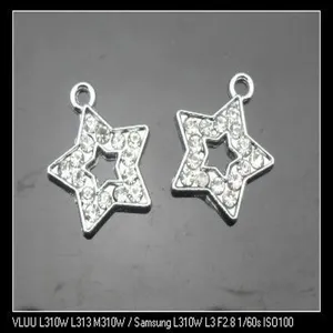 Vue détaillée de pendentif étoile en strass et alliage argenté pour accessoire bijoux.