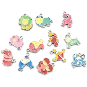 Gros plan détails des pendentifs zodiaque colorés en métal, breloques pour bijoux.
