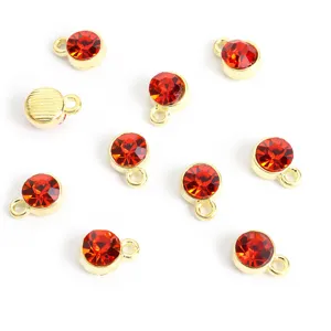 Kleine gouden legering rode strass hanger geboortesteen DIY sieraden detail