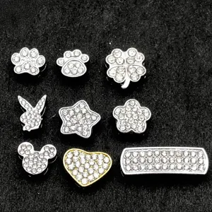 Strass Slider Charms Detail mit verschiedenen Metallformen wie Stern, Herz und Blumen.