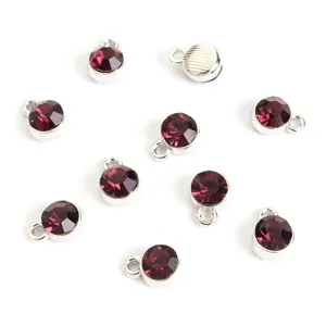 Close-up detail van kleine paarse strass metalen bedels, perfect voor DIY sieraden maken.