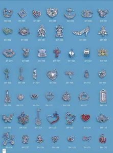 Nahaufnahmen von bunten Legierungs-Strass-Anhänger, feine DIY-Schmuckzubehör Details und Teile.