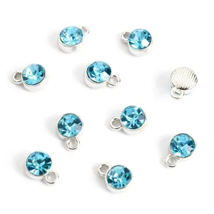 Gedetailleerd overzicht van lichtblauwe kristallen strass legering bedel hanger voor sieraden.