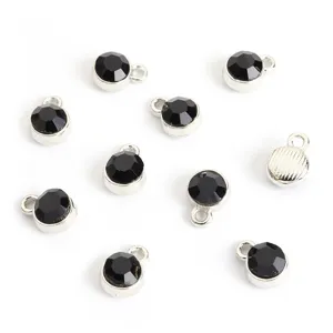 Gedetailleerd overzicht van kleine zwarte strass-legering bedels, ideaal voor sieraden.