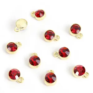 Goudkleurige legering rode strass kleine bedels gedetailleerd overzicht voor sieraden.