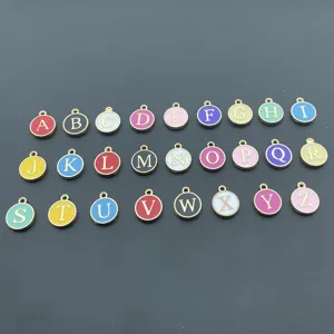 Vue detaillee de charms alphabet en email, 26 lettres A-Z pendentifs en alliage DIY.