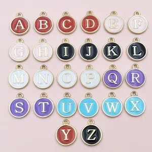 Détail de pendentifs lettres en émail, charms alphabet de A à Z en métal pour bijoux DIY.