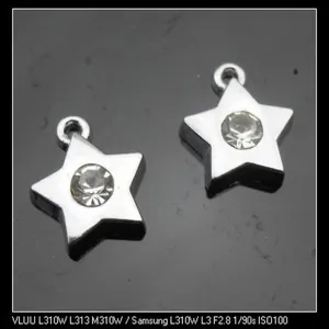 Vue détaillée de pendentifs étoile argentés avec strass en cristal étincelants pour bijoux.