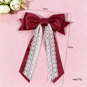 Detailansicht der roten Satin-Schleife Haarspange mit weißer Herz-Spitze und Maßangaben.