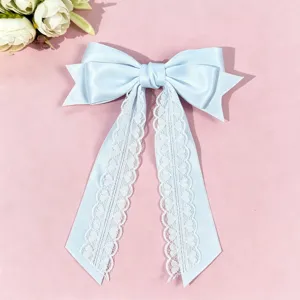 Hellblaue Satin Schleife Haarspange mit Herzspitze Detailansicht, süßes Haaraccessoire.