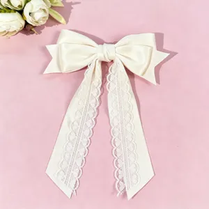 Elegante Satin Schleife Haarklammer mit süßer Herzspitze für Mädchen Frisuren und süßen Look.