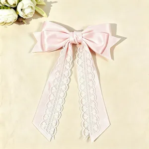 Nahaufnahme der rosa Satin Schleife Haarspange mit weißer Herzspitze für süße Mädchen.