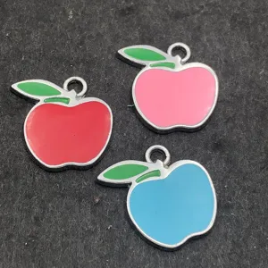 Vue détaillée de pendentif pomme en émail, charm fruit en métal pour bijoux DIY gros plan