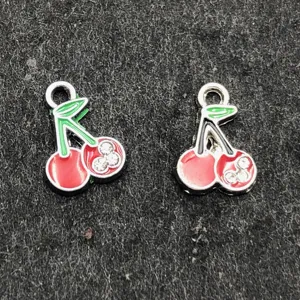 Pendentif breloque cerise en métal, fruit rouge émaillé et feuille verte, accessoire bijoux.