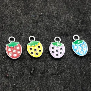 Pendentifs fraise en émail coloré avec strass pour la création de bijoux DIY.