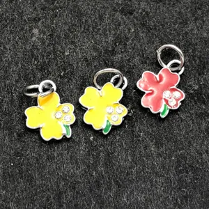 Breloques en métal trèfle à quatre feuilles émaillé avec strass pour création de bijoux.
