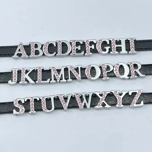 Breloques de lettres en strass rose sur cordon noir pour bracelets, porte-clés et colliers.