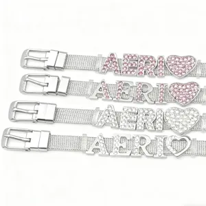 Bracelet manchette en résille avec strass lettres et pendentif cœur, accessoire étincelant.