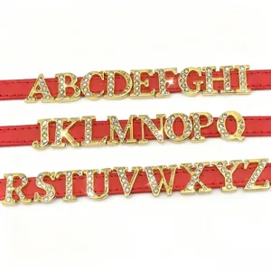 Lettres de l'alphabet en strass doré de A à Z sur lanière rouge pour bracelet DIY.