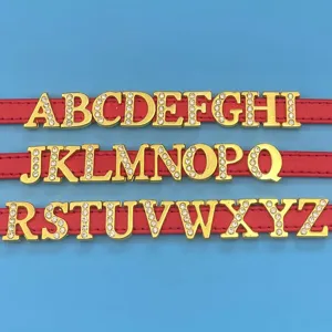 Vue rapprochée des breloques lettres dorées en strass glissées sur des lanières.