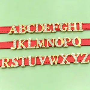 Pendentifs lettres strass dorées enfilées sur bracelet en cuir rouge pour accessoires