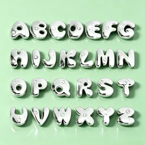 Pendentifs lettres alphabet gonflées argentées 8mm avec strass pour création bijoux DIY.