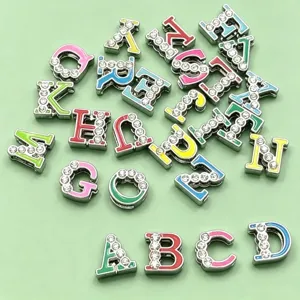 Pendentifs lettres colorés en strass pour la fabrication de bijoux DIY et bracelets.