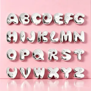 Breloques de lettres gonflées en métal argenté avec strass, parfaites pour bijoux et porte-clés.