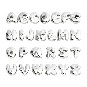 Breloques pendentifs lettres alphabet strass argenté 8mm pour fabrication de bijoux DIY.
