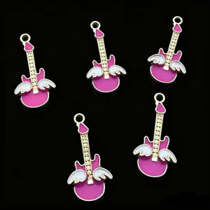 Metall E-Gitarre Anhänger mit Flügeln, ideal für DIY Schmuckherstellung und Halsketten.