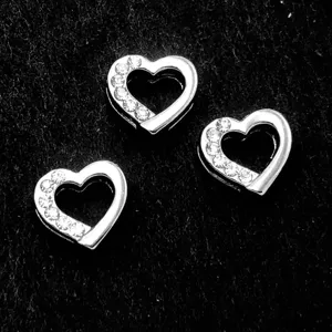 Ciondoli a cuore in strass argentati accessori fai da te per bracciali, collane e portachiavi.